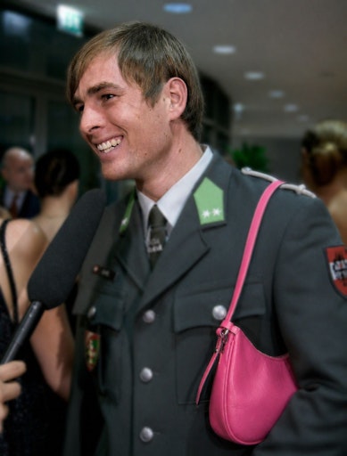  Benjamin Karl mit seinem Rosa Handtaschl (Bildmontage)