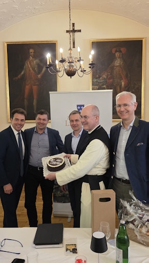 Bürgermeister Aichberger, Wirtschaftsdirektor Renz und Präsident
Hauer gratulieren Abt Pius Maurer zum Geburtstag.