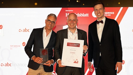 Erneut ausgezeichnet: abcfinance gehört wieder zu den besten
B2B-Serviceanbietern in Deutschland (Foto: v. l. n. r.: Dirk Ferwer,
abcfinance; Simon Wieland, abcfinance; Christian Roeb, TOP SERVICE
Deutschland) Quelle: TOP SERVICE Deutschland // Weiterer Text über
ots und www.presseportal.de/nr/73429 / Die Verwendung dieses Bildes
für redaktionelle Zwecke ist unter Beachtung aller mitgeteilten
Nutzungsbedingungen zulässig und dann auch honorarfrei.
Veröffentlichung ausschließlich mit Bildrechte-Hinweis.