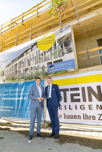 Bürgermeister Dominic Litzka feiert mit Bmstr. Ing. Michael
Neubauer (NID) die Dachgleiche des Wohnprojekts Wolk.Home. in
Wolkersdorf im Weinviertel