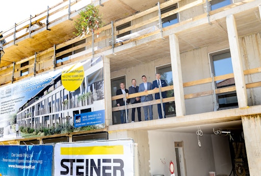 Vorschau Bild von Die NID feiert gemeinsam mit dem Generalunternehmer Steiner Bau
GmbH, den ausführenden Unternehmen und zahlreichen Handwerkern die
erfolgreiche Rohbaufertigstellung des Neubauprojektes „Wolk.Home“ in
Wolkersdorf im Weinviertel. Auch der Bürgermeister Ing. Dominic
Litzka, BEd. war persönlich vor Ort und unterstrich damit die
Bedeutung des Projekts für die regionale Entwicklung.