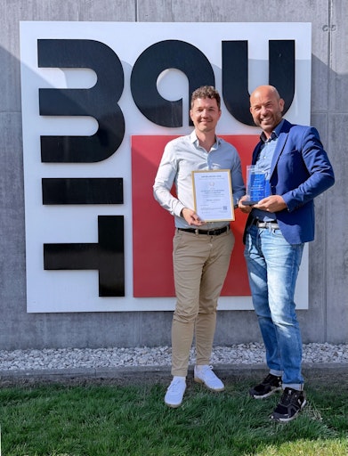  von rechts: Roman Stickler, CMO der Baumit Group und Arno
Weisböck, Digital Marketing Manager, Baumit Group, freuen sich über
den Award „The Best AI Project“.