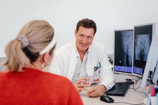 Vorschau Bild von Primar Jochen Hofstätter beim Patientengespräch: Ziel ist der
möglichst individuelle, personalisierte Einsatz von Knie- oder
Hüftprothesen