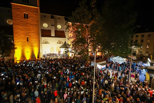 Vorschau Bild von Tausende Besucher bei der Langen Nacht der Chöre genießen die
regionale Kultur vor Ort
