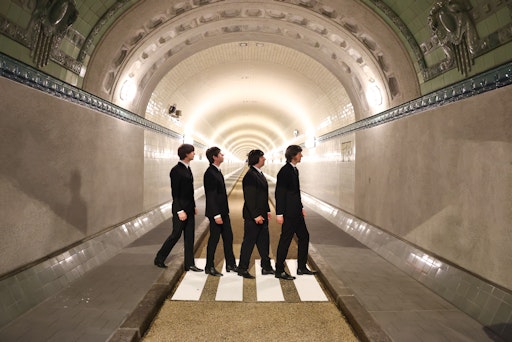 Hafengeburtstag Hamburg vom 8. bis 10. Mai präsentiert den neuen
Länderpartner Liverpool City Region. In Anlehnung an das berühmte
Abbey-Road-Motiv sind die Beatles im St. Pauli Elbtunnel inszeniert
- bewusst in Schwarz-Weiß statt der farbigen Originalaufnahme. Die
Inszenierung greift die Hamburger Anfangsjahre der Band auf. Was
viele mit London verbinden, hat seine Wurzeln auch an der Elbe. Auf
den Bühnen von St. Pauli formte sich Anfang der 1960er-Jahre der
Stil, der die Band weltberühmt machte - musikalisch wie visuell. //
Weiterer Text über ots und www.presseportal.de/nr/12520 / Die
Verwendung dieses Bildes für redaktionelle Zwecke ist unter
Beachtung aller mitgeteilten Nutzungsbedingungen zulässig und dann
auch honorarfrei. Veröffentlichung ausschließlich mit
Bildrechte-Hinweis.