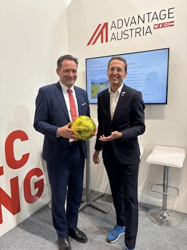 Ankick auf der IFAT: Bundesminister Norbert Totschnig & Bernhard
Puttinger (v.l.) mit dem Circularity-Champion-Award (c) Green Tech
Valley