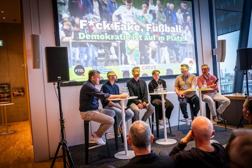 Am 04. Mai 2026 diskutierten im Deutschen Fußballmuseum in
Dortmund anlässlich des Tages des Lokaljournalismus: Moderator Pit
Gottschalk, Tim Frohwein (Philipp-Lahm-Stiftung), Andree Kruphölter
(FLVW), Juliane Bauch (Ex-Spielerin SV Berghofen), Thomas Schulzke
(Ruhr Nachrichten) und Trainerlegende Peter Neururer (von links).
Foto: Stephan Schütze / Ruhr Nachrichten. // Weiterer Text über ots
und www.presseportal.de/nr/168022 / Die Verwendung dieses Bildes für
redaktionelle Zwecke ist unter Beachtung aller mitgeteilten
Nutzungsbedingungen zulässig und dann auch honorarfrei.
Veröffentlichung ausschließlich mit Bildrechte-Hinweis.
