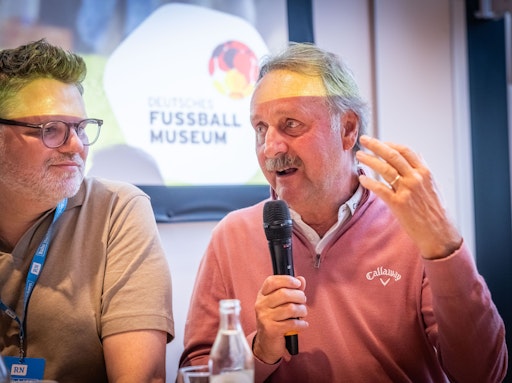 Vorschau Bild von Der ehemalige Fußballtrainer und -funktionär Peter Neururer auf
dem Podium im Deutschen Fußballmuseum. Foto: Stephan Schütze / Ruhr
Nachrichten. // Weiterer Text über ots und
www.presseportal.de/nr/168022 / Die Verwendung dieses Bildes für
redaktionelle Zwecke ist unter Beachtung aller mitgeteilten
Nutzungsbedingungen zulässig und dann auch honorarfrei.
Veröffentlichung ausschließlich mit Bildrechte-Hinweis.