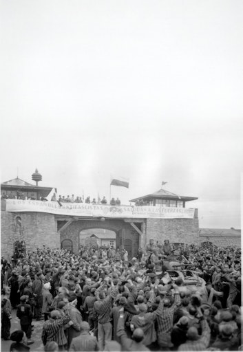 Die US-Militärführung will die Befreiung der Lager ausführlich
dokumentieren. Daher wird die Ankunft in Mauthausen – vermutlich am
7. Mai 1945 – nachgestellt. Die befreiten Häftlinge bejubeln den
Einzug der Soldaten ein zweites Mal.