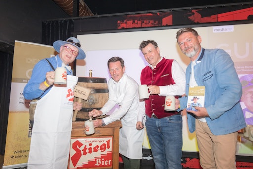 https://www.apa-fotoservice.at/galerie/39894 Im Bild v.l.n.r.:
Conrad Seidl (Bierpapst), Thomas Gstaltmaier (Stieglbrauerei),
Michael Stein (medianet), Andreas Hönigsperger (Stieglbrauerei)