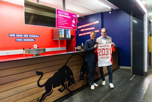  Bildtext v.l.n.r.: Stephan Reiter (FC Red Bull Salzburg) und
Georg Hirsch-Stronstorff (foodaffairs) freuen sich auf die
Zusammenarbeit in der Red Bull Arena.