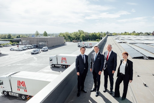 Vorschau Bild von Bereits über 20 Prozent des Stromverbrauchs von Müller Transporte
in Wiener Neudorf werden von der eigenen Photovoltaik-Anlage am Dach
des Logistikzentrums produziert. Ab sofort speist sie auch die neuen
E-LKW-Zugmaschinen. Am Foto (v.l.n.r.): Christopher Müller (GF
Müller Transporte), Bundesminister Peter Hanke, Fritz Müller (GF),
Angelika Hofer-Orgonyi (CFO)