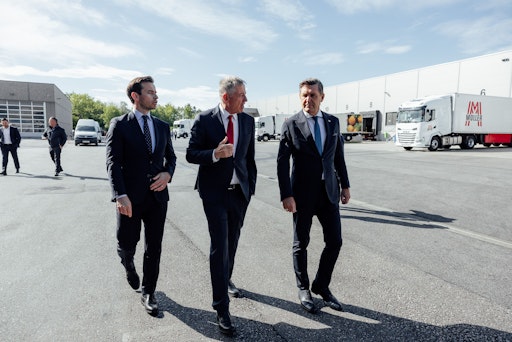 Vorschau Bild von Bundesminister Peter Hanke (BM für Innovation, Mobilität und
Infrastruktur) und die Geschäftsführung von Müller Transporte am
Betriebsgelände in Wiener Neudorf. Am Foto (v.l.n.r.): Christopher
Müller, Fritz Müller, BM Peter Hanke.