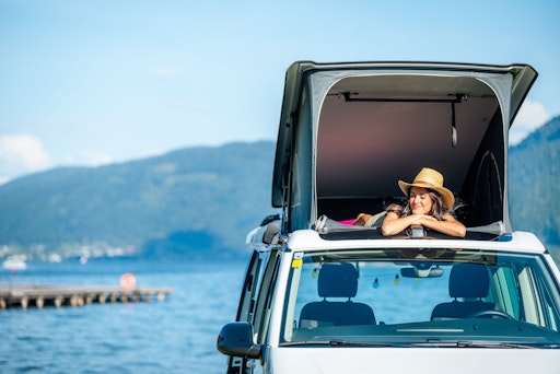 Vorschau Bild von Frau im Camping-Van