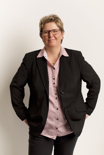 Geschäftsführerin Nicole Embacher steht für die Weiterentwicklung
von Projekta und die Verbindung von traditionellem Handwerk mit
modernen Raumkonzepten.