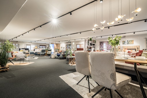 Vorschau Bild von Der neu gestaltete Showroom von Projekta in St. Gertraudi zeigt
das ganzheitliche Leistungsspektrum des Unternehmens – von Möbel-
und Küchenlösungen bis zur umfassenden Raumgestaltung.