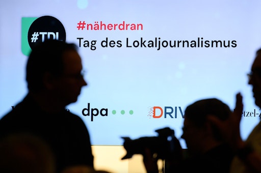 Vorschau Bild von Tag des Lokaljournalismus: Starkes Signal für lokale Medien und
die Menschen vor Ort. (Im Bild: Szene bei einem Bürgerdialog in
Salzwedel mit Bundeskanzler Friedrich Merz am 30.4.). // Weiterer
Text über ots und www.presseportal.de/nr/8218 / Die Verwendung
dieses Bildes für redaktionelle Zwecke ist unter Beachtung aller
mitgeteilten Nutzungsbedingungen zulässig und dann auch honorarfrei.
Veröffentlichung ausschließlich mit Bildrechte-Hinweis.