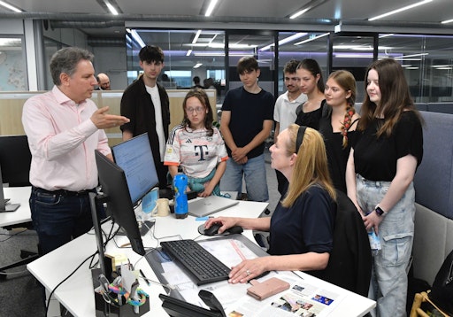 Tag des Lokaljournalismus: Starkes Signal für lokale Medien und
die Menschen vor Ort. (Im Bild: Szene in der Redaktion von Münchner
Merkur/tz. Junge Menschen bei einem Workshop mit Redakteurin Claudia
Muschiol und Redaktionsleiter Uli Heichele.) // Weiterer Text über
ots und www.presseportal.de/nr/8218 / Die Verwendung dieses Bildes
für redaktionelle Zwecke ist unter Beachtung aller mitgeteilten
Nutzungsbedingungen zulässig und dann auch honorarfrei.
Veröffentlichung ausschließlich mit Bildrechte-Hinweis.