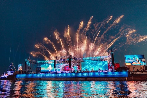 Mit Ben Zucker, Santiano, DJ Topic, Max Giesinger, Michael
Schulte, einem Weltrekordversuch und dem Hamburg Ballett erleben die
Gäste beim 837. Hafengeburtstag Hamburg spektakuläre Abendshows auf
der schwimmenden Elb-Bühne. Zusammen mit zahlreichen Open
Air-Konzerten auf weiteren zehn Bühnen entlang der Elbe verwandelt
sich der Hafen vom 8. bis 10. Mai in eine riesige
Festivallandschaft. // Weiterer Text über ots und
www.presseportal.de/nr/12520 / Die Verwendung dieses Bildes für
redaktionelle Zwecke ist unter Beachtung aller mitgeteilten
Nutzungsbedingungen zulässig und dann auch honorarfrei.
Veröffentlichung ausschließlich mit Bildrechte-Hinweis.