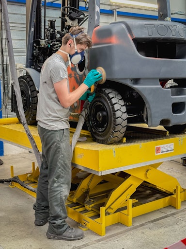 Vorschau Bild von Neue Nachhaltigkeitsstrategie mit klaren Klimazielen, starker
Governance und messbaren Fortschritten. Toyota Material Handling
Europe verfolgt einen ganzheitlichen Ansatz, der über regulatorische
Anforderungen hinausgeht.