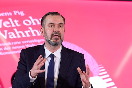 Vorschau Bild von APA-CEO Clemens Pig lud anlässlich der Präsentation seines
aktuellen Buches Expert:innen zur Diskussion über Digitalökonomie,
Desinformation, KI-Welten und Lösungsansätze.