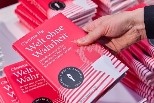 Vorschau Bild von APA-CEO Clemens Pig lud anlässlich der Präsentation seines
aktuellen Buches Expert:innen zur Diskussion über Digitalökonomie,
Desinformation, KI-Welten und Lösungsansätze. Anschließend an einen
Eingangsimpuls des Autors beleuchtete ein Expert:innen-Panel die
zentralen Thesen des Buches.