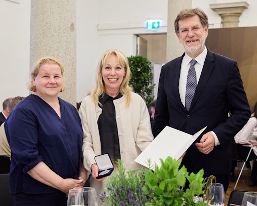 v.l.n.r.: Bundesministerin für Soziales, Gesundheit, Pflege und
Konsumentenschutz Korinna Schumann, ehem.
ÖGB-Bundesgeschäftsführerin Prof. Mag.a Ingrid Reischl und
Fachverbandsobmann Gen.Dir. Mag. Andreas Zakostelsky