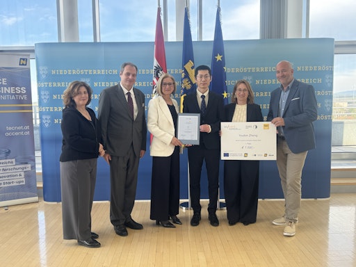 v.l.n.r. Doris Agneter (Geschäftsführerin tecnet), Robert Wagner
(Direktor Strategische Hochschulplanung DPU), Landeshauptfrau
Johanna Mikl-Leitner, Youbin Zheng (1. Platz), Viktoria Weber
(Rektorin Universität für Weiterbildung), Michael Moll
(Geschäftsführer accent)