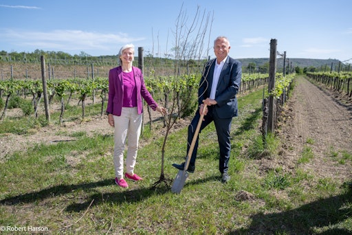 Vorschau Bild von v.l.n.r.: Tanja Dietrich-Hübner, Vorständin Blühendes Österreich
und Ludwig Holzer, Geschäftsführer WINZER KREMS eG