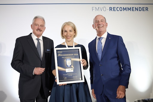  Erich Mayer, Präsident FMVÖ (l.) und Robert Sobotka,
Vorstandsmitglied FMVÖ und Geschäftsführer Telemark Marketing
gratulieren Sabine Pfeffer, Vorstandsmitglied Kunde & Markt Bank
Österreich bei der UNIQA Insurance Group AG.