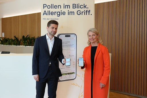  Ulrike Mursch-Edlmayr, Österreichische Apothekerkammer, und
Markus Berger, Österreichischer Polleninformationsdienst,
präsentieren eine neue Funktion der ApoApp speziell für
Allergiker:innnen.