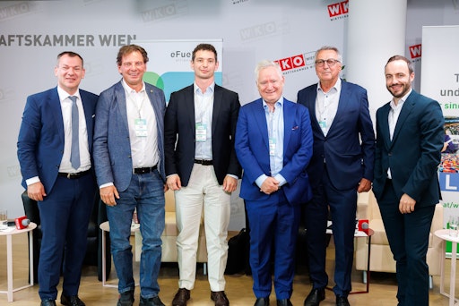 Vorschau Bild von v.li.: Christian Holzhauser, Obmann der Sparte Transport und
Verkehr der Wirtschaftskammer Wien, Wolfgang Böhm, Fachgruppenobmann
der Transporteure in der Wirtschaftskammer Wien, Maximilian
Schwenke, BMW Group München, Stephan Schwarzer, Generalsekretär der
eFuel Alliance Österreich und Dozent an der Wirtschaftsuniversität
Wien mit Schwerpunkt Umwelt- und Klimarecht, Günther Kerle,
Vorsitzende der Automobilimporteure und stv. Obmann des
Fahrzeughandels in der WKÖ, Hans Jürgen Salmhofer, Bundesministerium
für Innovation, Mobilität und Infrastruktur
