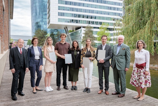 Die Gewinnerinnen und Gewinner des Ideenwettbewerbs "Zukunft
schreiben" bei der Preisverleihung durch die B&C Privatstiftung,
v.l.n.r.: Erich Hampel (B&C), Birgit Noggler (B&C), Lena Wagner,
Matthias Kargl, Anna Pichler, Nikola Marie Hochedlinger, Manuel
Peer, Wolfgang Hofer (B&C), Donia Lasinger (B&C) – gewonnen hat
außerdem Hannah Maria Clemens