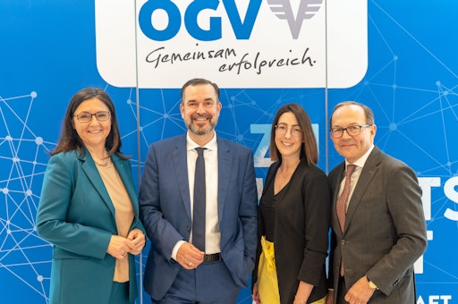 V. l. n. r: ÖGV-Vizepräsidentin Monika Cisar-Leibetseder,
ÖGV-Präsident Clemens Pig, die neue Verbandsrätin Stephanie Ogulin
und Vorstandsvorsitzender Peter Haubner