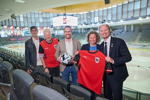 Bei einem Fototermin in der TIWAG Arena wurde das Public Viewing
zur Fußball-WM 2026 vorgestellt.