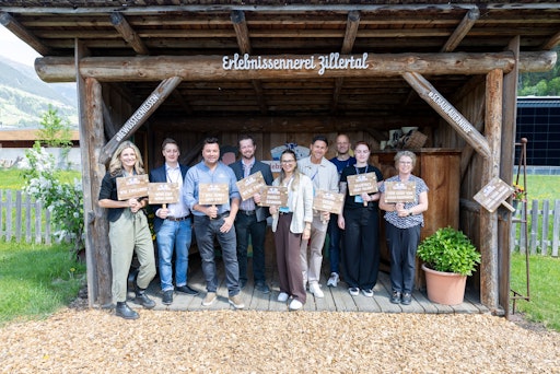 Vorschau Bild von Christian Kröll (GF Erlebnissennerei Zillertal) mit Ehrengästen