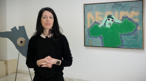 Kuratorin Lisa Ortner-Kreil in der Ausstellung von Kiki Kogelnik