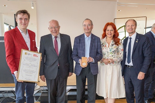 Übergabefoto der Kaiser-Maximilian-Preis an die Gewinner: EYFON,
Präsident Christoph Leitl, und Projektleiter Dave Kock