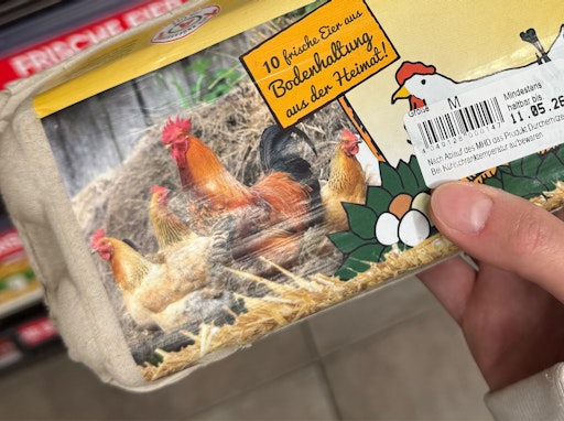 Verpackungen von Import-Eiern zeigen Hühner im Freiland, obwohl
es sich laut Kennzeichnung um Eier aus Bodenhaltung handelt.