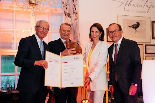 Im Rahmen des Empfangs des Landes Salzburg und des Club Salzburg
wurde Stiegl-Eigentümer Heinrich Dieter Kiener am 7. Mai 2026 im
Restaurant Sperling im Augarten in Wien als „Salzburger des Jahres
2026“ ausgezeichnet.
