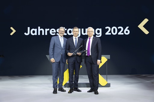 Vorschau Bild von Taktstockübergabe: Erwin Hameseder, Obmann Raiffeisen-Holding
NÖ-Wien, Michael Höllerer, Generaldirektor Raiffeisen NÖ-Wien und
Martin Hauer, designierter Generaldirektor Raiffeisen NÖ-Wien