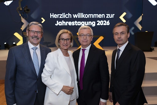 Erwin Hameseder, Obmann Raiffeisen-Holding NÖ-Wien, NÖ
Landeshauptfrau Johanna Mikl-Leitner, Michael Höllerer,
Generaldirektor Raiffeisen NÖ-Wien und Martin Hauer, designierter
Generaldirektor Raiffeisen NÖ-Wien.