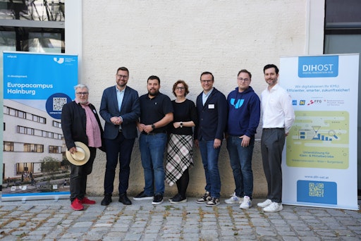 Gruppenfoto im Rahmen der Eröffnung des Bootcamps in Hainburg.
V.l.n.r. Thomas Häringer (Stadtrat Hainburg), Jiří Nantl
(Co-Projektleiter Europacampus Hainburg), Johannes Gumprecht
(Bürgermeister Hainburg), Sandra Stromberger (Industry meets
Makers), Franz Fidler (Leiter der Fakultät Technik und Wirtschaft
der USTP), Jonas Philipp Vallentin (Projektkoordinator an der USTP),
Markus Kleinfercher (Projektleiter des Twin City Hubs 2CFIMH)