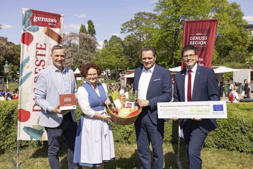  von links nach rechts: Markus Hillebrand, Obmann des Vereins
Netzwerk Kulinarik, Staatssekretärin für Tourismus Elisabeth
Zehetner, Landwirtschaftsminister Norbert Totschnig, Lorenz Mayr,
Aufsichtsratsvorsitzender der AMA-Marketing