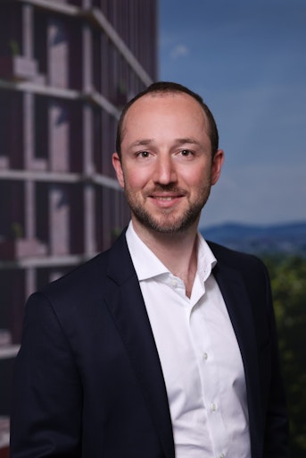 Benedikt Feuchtmüller hat mit 1. April die Leitung des Marketings
der Austrotherm Gruppe sowie von Austrotherm Österreich übernommen.
In dieser Funktion verantwortet er die strategische
Weiterentwicklung der Marke, die gruppenweite Marketingausrichtung
sowie die enge Verzahnung von Markt-, Produkt- und
Innovationsstrategien.