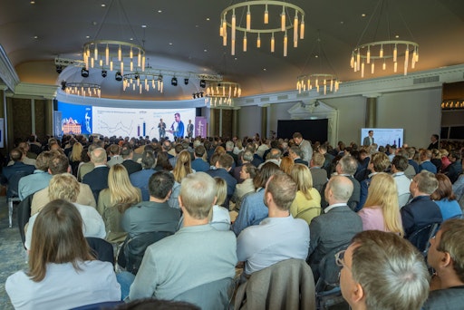 Im Veranstaltungssaal des Grand Tirolia versammelten sich 340
führende Entscheidungsträger aus der alpinen Hotelimmobilien-,
Ferienhotellerie- und Investmentwelt. Diskutiert wurden aktuelle
Entwicklungen nicht nur auf den Panels, sondern auch in den Pausen –
mit einer fachlichen Dichte, die den Alpine Hospitality Summit
längst zu einem der profiliertesten Branchentreffen im Alpenraum
macht.