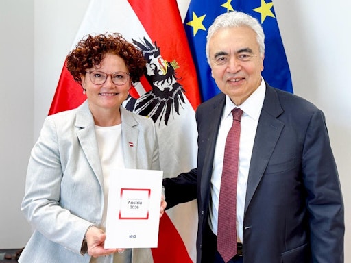 Staatssekretärin Elisabeth Zehetner präsentiert mit
IEA-Exekutivdirektor Fatih Birol die Ergebnisse der
IEA-Länderprüfung