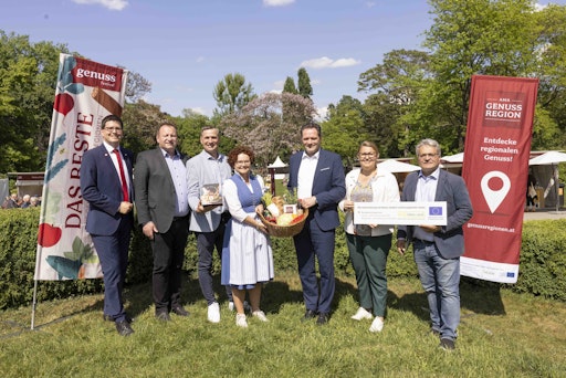 Feierliche Eröffnung des GENUSS-FESTIVAL 2026: von links nach
rechts: Lorenz Mayr, Aufsichtsratsvorsitzender der AMA-Marketing,
Günter Griesmayr, Vorstandsvorsitzender der AMA, Markus Hillebrand,
Obmann des Vereins Netzwerk Kulinarik, Tourismus-Staatssekretärin
Elisabeth Zehetner, Landwirtschaftsminister Norbert Totschnig,
Christina Mutenthaler-Sipek, Geschäftsführerin der AMA-Marketing,
BMLUK-Sektionschef Johannes Fankhauser