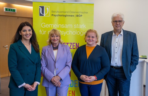 Pressekonferenz vom 11.05.2026 mit: Operative Leitung psyhelp
Viola Ghavidel, BA, BÖP-Präsidentin und Gesamtleitung psyhelp a.o.
Univ.-Prof.in Dr.in Beate Wimmer-Puchinger, Gesundheitsministerin
Korinna Schumann und ÖGK-Arbeitnehmer:innen-Obmann Andreas Huss, MBA
(von links nach rechts)
