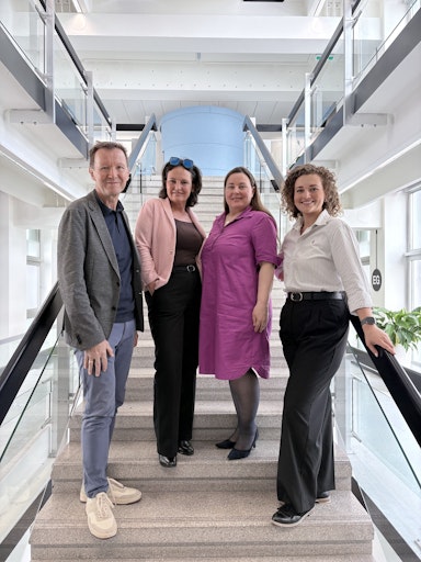 Vorschau Bild von Starten eine Partnerschaft zur Ausbildung der
Medientechnik-Talente von morgen (v.l.n.r., Bildquelle: Big Blue
Marble): Norbert Grill, CTO Big Blue Marble, Rosa von Suess,
Studiengangsleiterin Medientechnik im Department Medien und Digitale
Technologien University of Applied Sciences St. Pölten, Jennifer
Horvath, Jennifer Horvath, Head of Human Resources Big Blue Marble,
und Iva Hauk, Area Sales Manager Big Blue Marble.